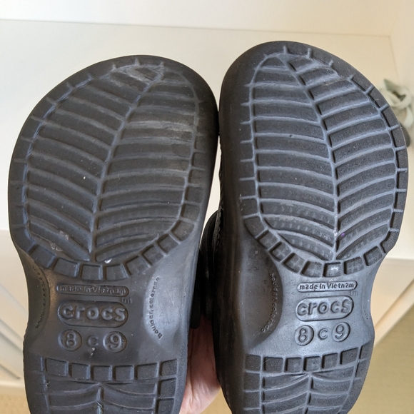 Black lined Crocs children size 8/ 9 - Picture 2 of 3